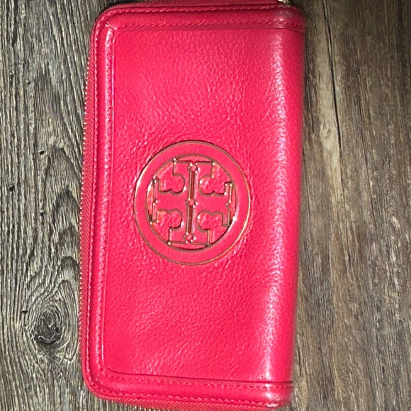 Tory Burch Amanda Hobo Purse w/ matching wallet - Picture 3 of 11